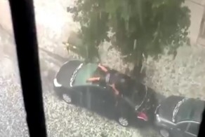 Люди гибнут за металл: мужчина пытается спасти свой автомобиль от града