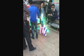 Уличный торговец радиоуправляемых моделей самолетов в Китае