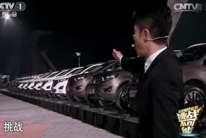 Под 18 автомобилями на роликовых коньках. Вот это растяжка!