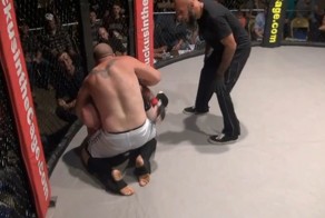 Боец MMA слишком расслабился после удушающего приема