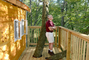 Дед построил для внуков эпический трехэтажный дом на дереве