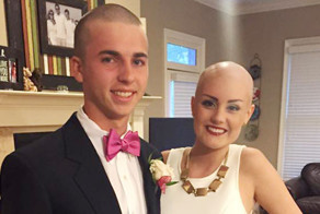 Парень приятно удивил больную раком подругу, когда она вернулась из больницы