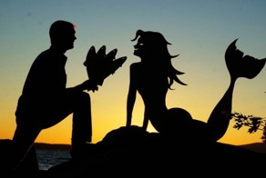 Когда картон оживает: картонные фигуры, оживающие в свете заката