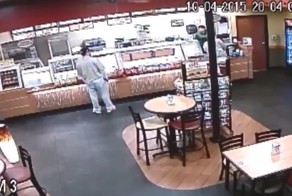 Ограблению американского кафе помешал посетитель