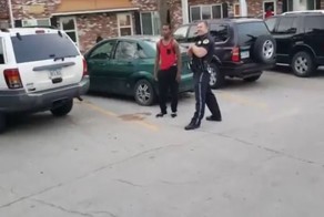 Полицейский и темнокожий подросток посоревновались в беге