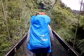 Подвесной мост рухнул под тяжестью туристов