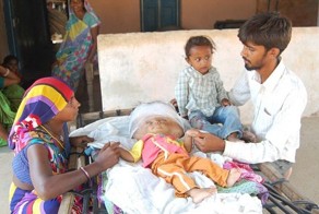 Малышка с огромной головой