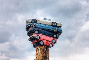 Скульптура из автомобилей в Канаде