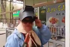 Кто тебя учил варить, сынок? Сварщик бабушка Люба научит варить любого!