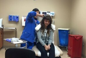 Девушке на волосы налили клей и то что она сделала позже, поразило всех!