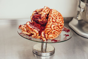 Как сделать на Хэллоуин восхитительно-ужасный торт в виде свежих мозгов