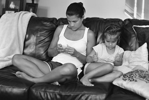 Фотограф высмеял зависимость от смартфонов снимками без них