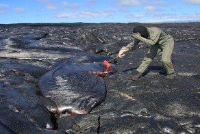 Как собирают вулканическую лаву