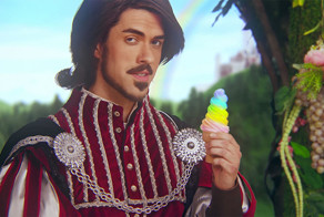 Вы навсегда перестанете есть мороженое после просмотра этой рекламы стульчика для туалета!