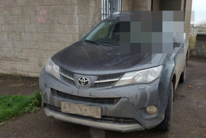 Топор в лобовом стекле автомобиля