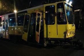 В Алматы трамвай протаранил 14 автомобилей