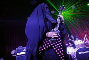 Ислам её религия, метал её профессия: мусульманка в парандже играет метал