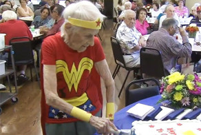 Американка отметила свой 103 День рождения, одевшись в костюм супергероини Wonder Woman