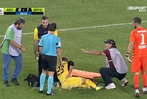 Травмированного футболиста дважды уронили с носилок, унося с поля