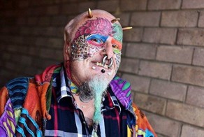 Мужчина отрезал себе уши и хочет превратить себя в попугая