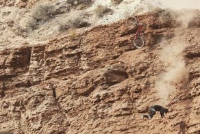 Вот что значит воля к победе! Серьезное падение не помешало спортсмену доехать до финиша