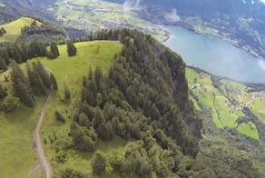 Впечатляющий полёт между скалами от первого лица