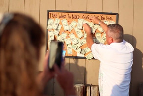 Парень прикрепил к щиту несколько долларов и то, что случилось потом, удивило не только его