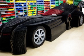 Бэтмобиль из кубиков Lego в натуральную величину