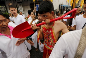Жуткий ежегодный фестиваль в Таиланде