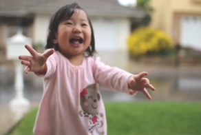 Девочка впервые видит дождь. Её реакция удивительна!