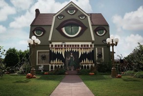 Девушка оригинально украсила родительский дом к Хэллоуину 