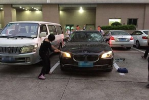 Узнав об измене, китаянка "оторвалась" на автомобиле мужа