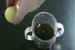 Этот парень поместил яйцо в чашку и залил «Кока-Колой». Год спустя он не поверил своим глазам