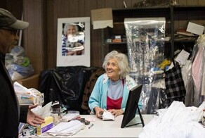 Эта 100-летняя женщина по-прежнему работает в прачечной 11 часов в день 