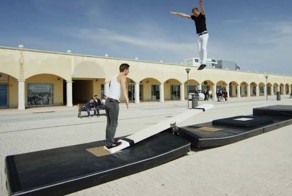 Более зрелищных прыжков на качелях вы ещё не видели!