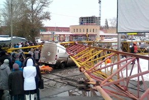 В Омске на проезжую часть рухнул башенный кран