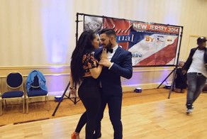 Эта молодая пара так и пылает страстью.  Невероятно чувственное исполнение бачаты!