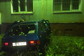 Водитель свел счеты с жизнью, врезавшись в стену дома