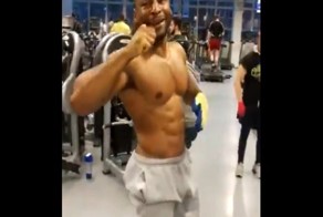 Сила и выносливость этого парня достойна восхищения! 