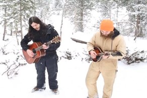 Когда музыканты решили сыграть в снежном лесу, то совсем не ожидали наткнуться на таких поклонников!