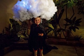 Папа сделал для дочки костюм в виде тучи, из которой идет реальный дождь!