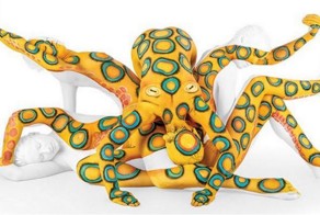 Талантливая мастер боди-арта превращает супергибких "людей-змей" в произведения искусства