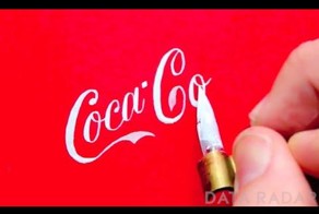 Мастер каллиграфии рисует известные логотипы от руки