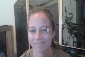 Наши домашние животные: женщина позволяет ядовитому пауку ползать по ее лицу