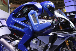 Yamaha представила первого в мире робота-мотогонщика