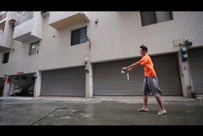 Сильный ветер позволяет играть в бадминтон одному 