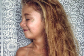 Девочка с сердцем снаружи поражает врачей