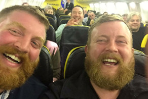 Пассажир в самолёте сел рядом с незнакомцем, который выглядит в точности, как он сам