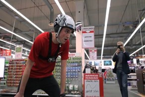 Ему подарили 100 секунд на то, чтобы вынести из магазина все, что он захочет! 