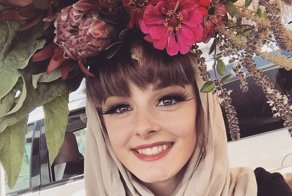 Фермер дарит своим друзьям короны из цветов